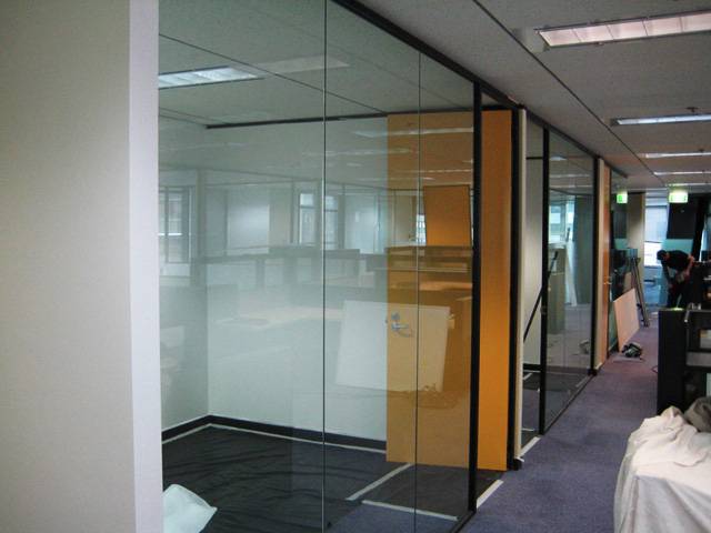 Процесс монтажа стеклянных перегородок в офисе