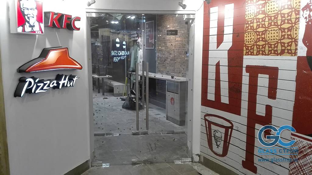 Прозрачные стеклянные двери в ресторане