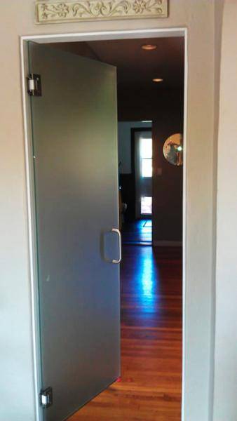 Матовая стеклянная дверь в офисе