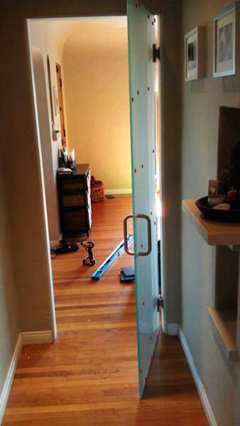 Монтаж стеклянной матовой двери