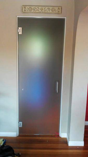 Стеклянная матовая дверь в закрытом состоянии