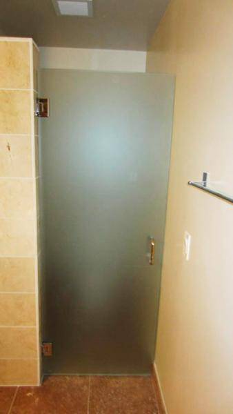 Стеклянная матовая дверь в санузел