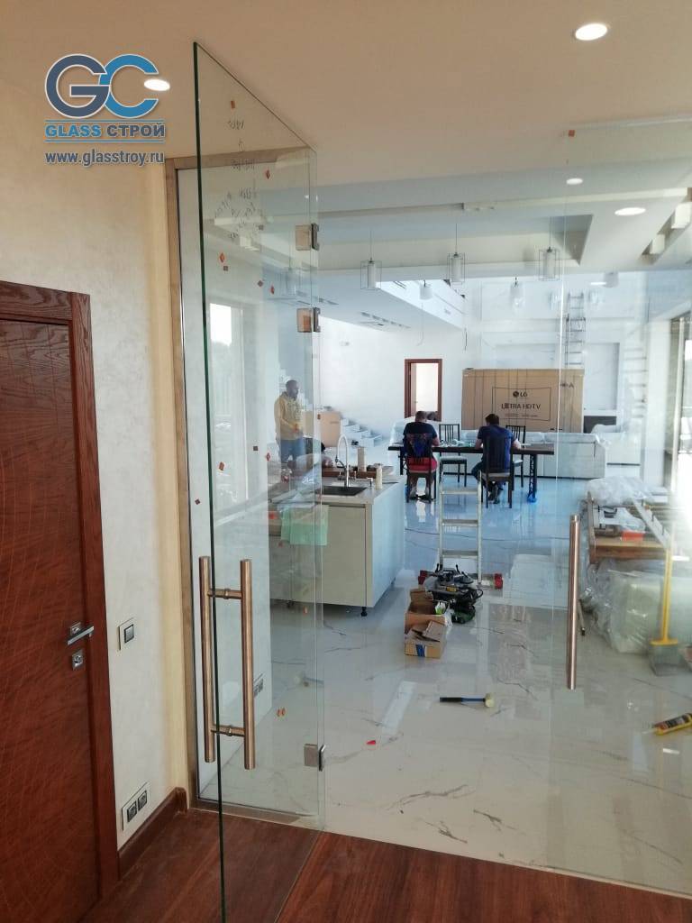 Двери и перегородки из безопасного стекла в коттедж