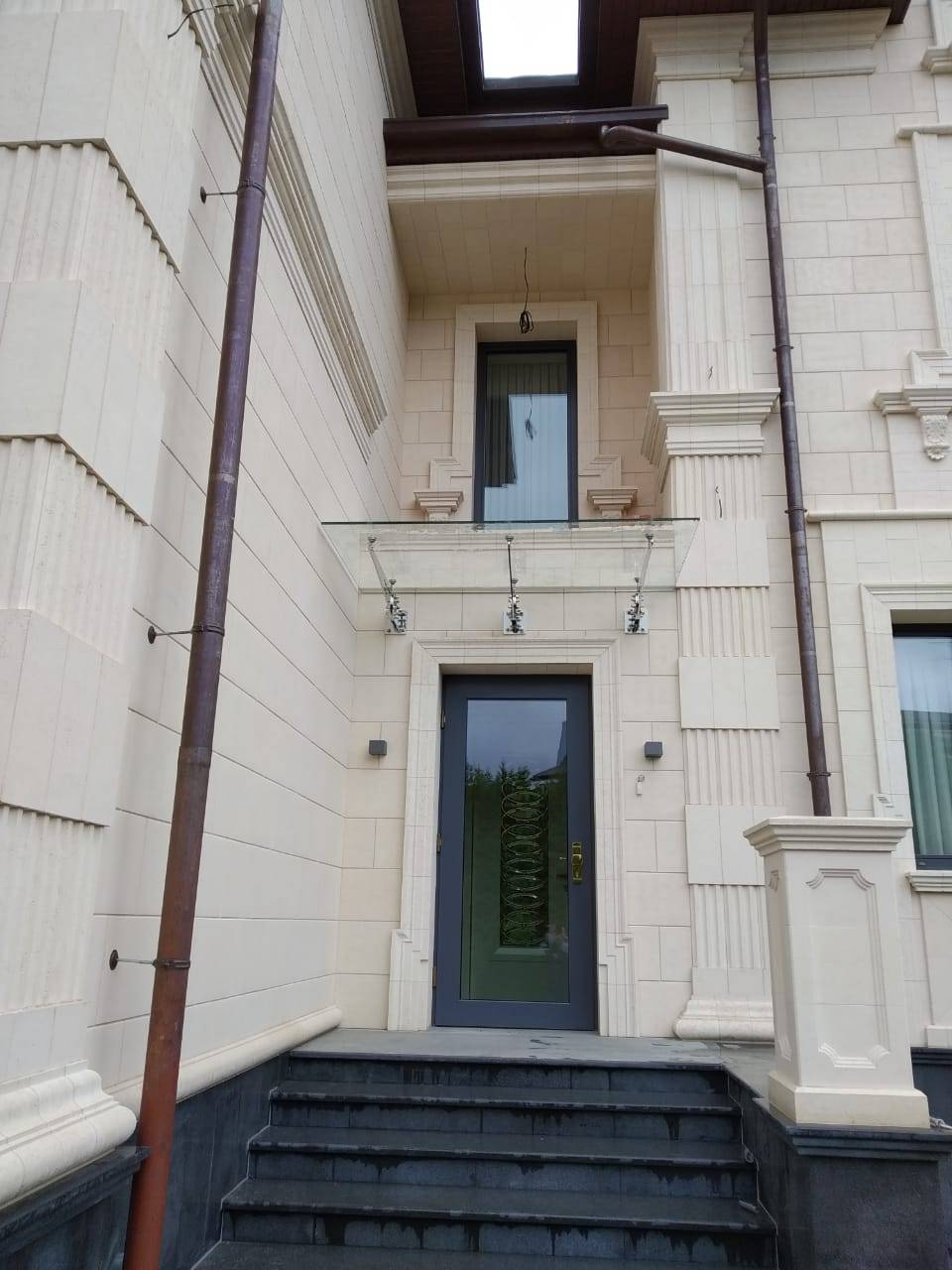 Козырек из триплекса на нержавеющем креплении