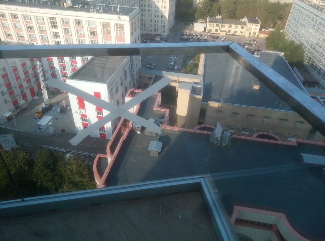 Ограждения в высотном здании из триплекса