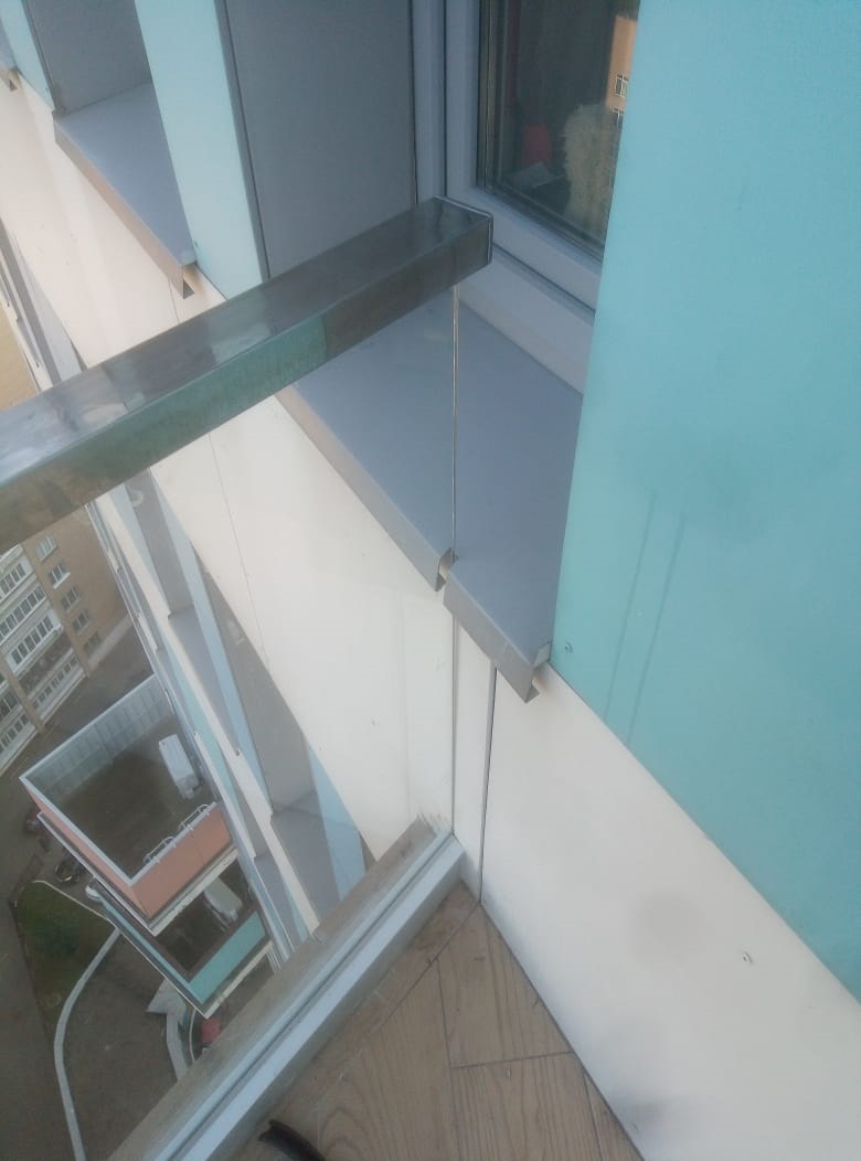 Перила вплотную к стене здания