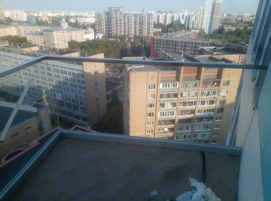 Ограждения из триплекса на зажимном профиле