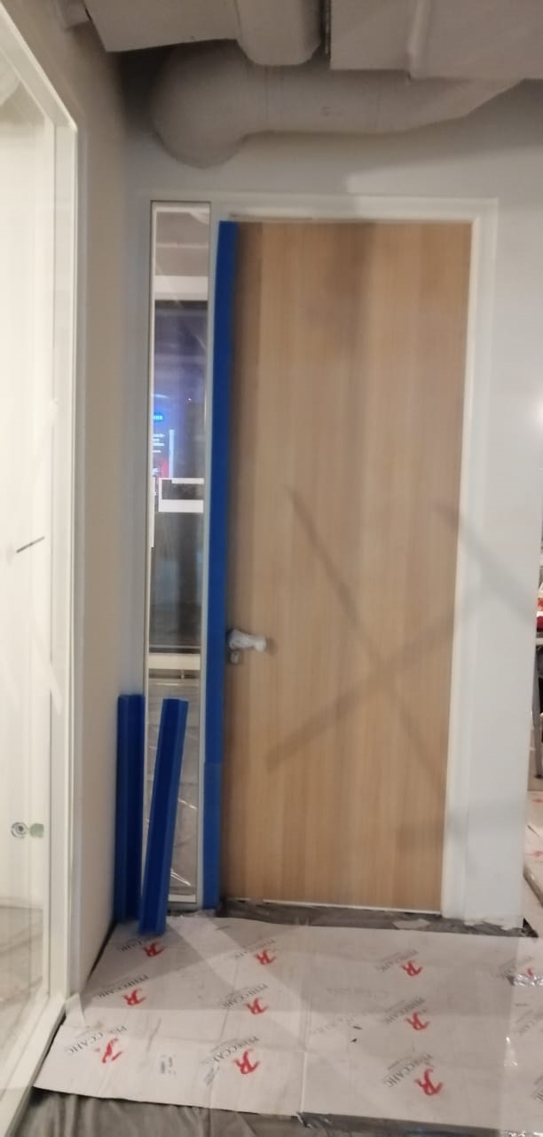 Узкая стеклянная перегородка рядом с дверью