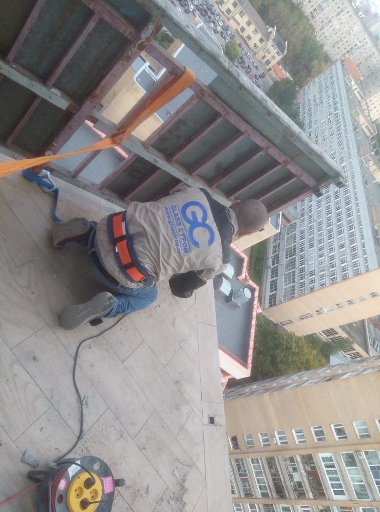 Демонтаж металлических перил на высоте