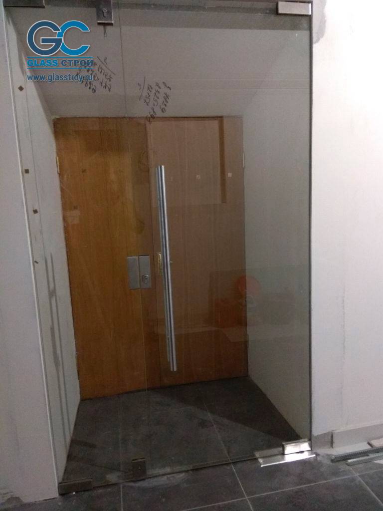 Стеклянные двери в университете
