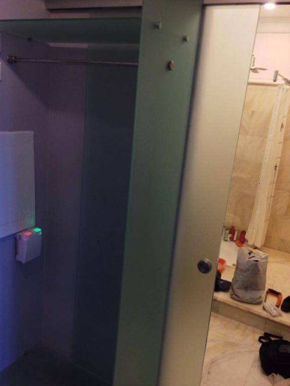 Гардеробная и дверь в санузел из матового стекла