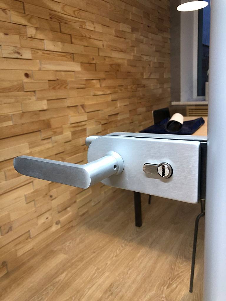 Замок стеклянной двери с ключом и ручкой Замок стеклянной двери с ключом и ручкой