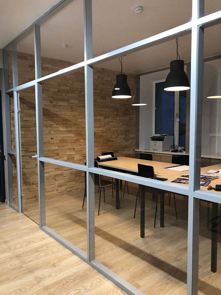 Алюминиевые каркасные перегородки в офисе