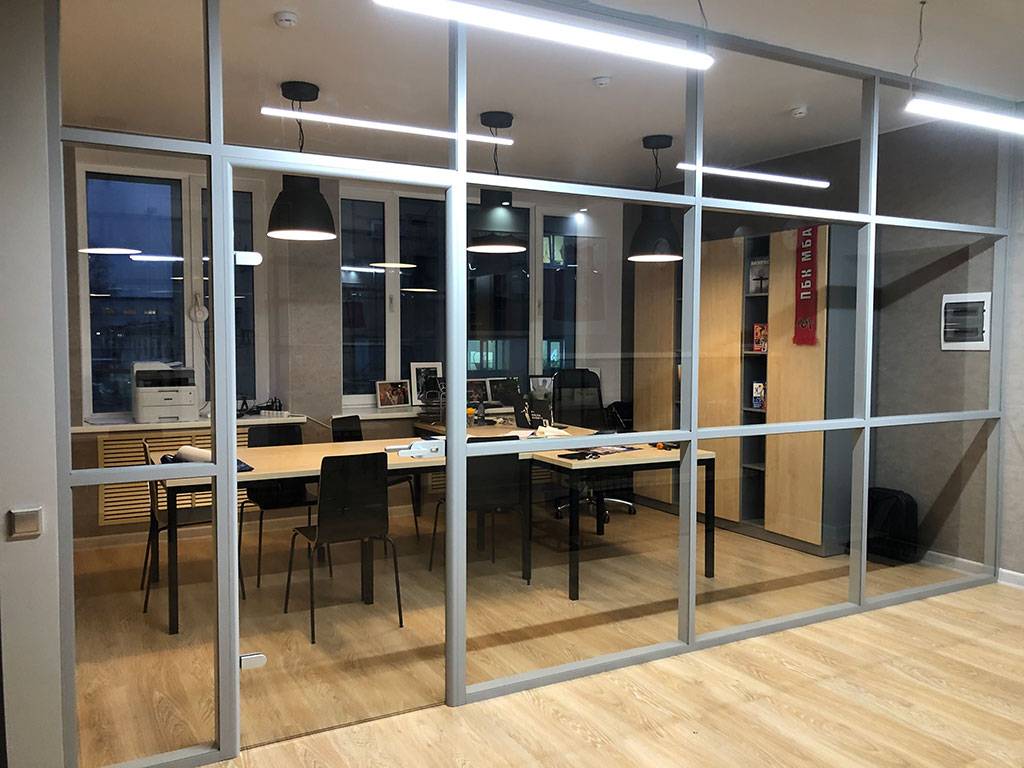 Серые каркасные перегородки со стеклом Серые каркасные перегородки со стеклом