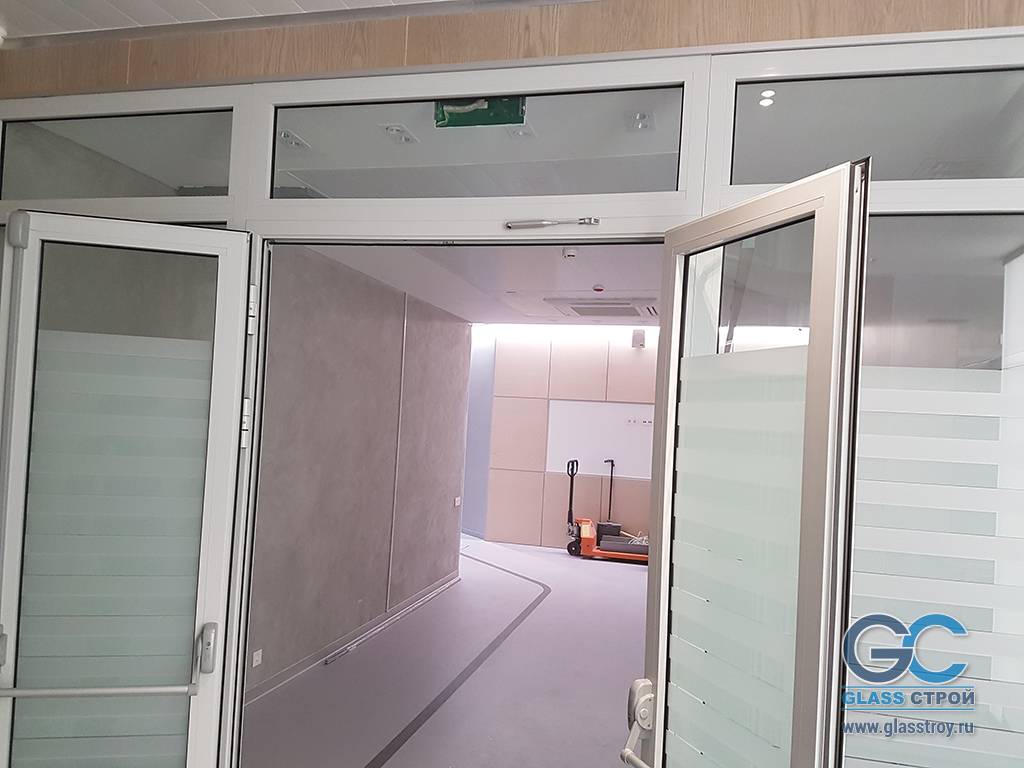 Двойные стеклянные двери в диагностическом центре
