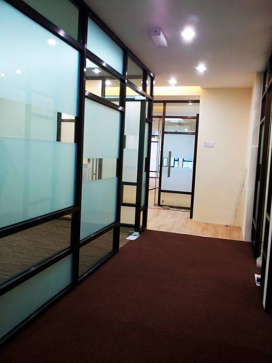 Офис со стеклянными каркасными перегородками и маятниковыми дверьми
