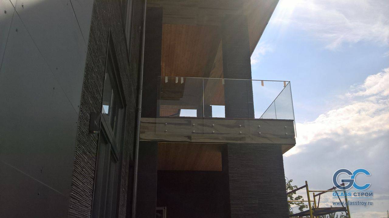 Ограждение балконов из цельного стекла