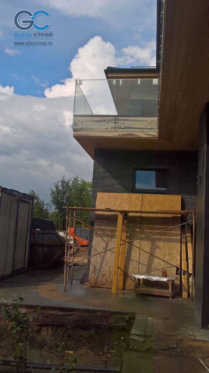 Угол стеклянного балкона