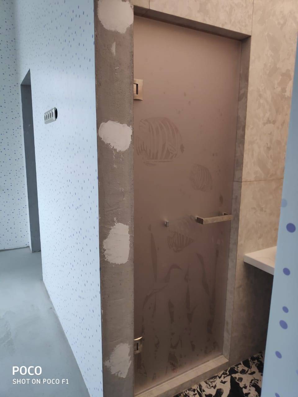 Дверь с пескоструйным рисунком стеклянная в душ