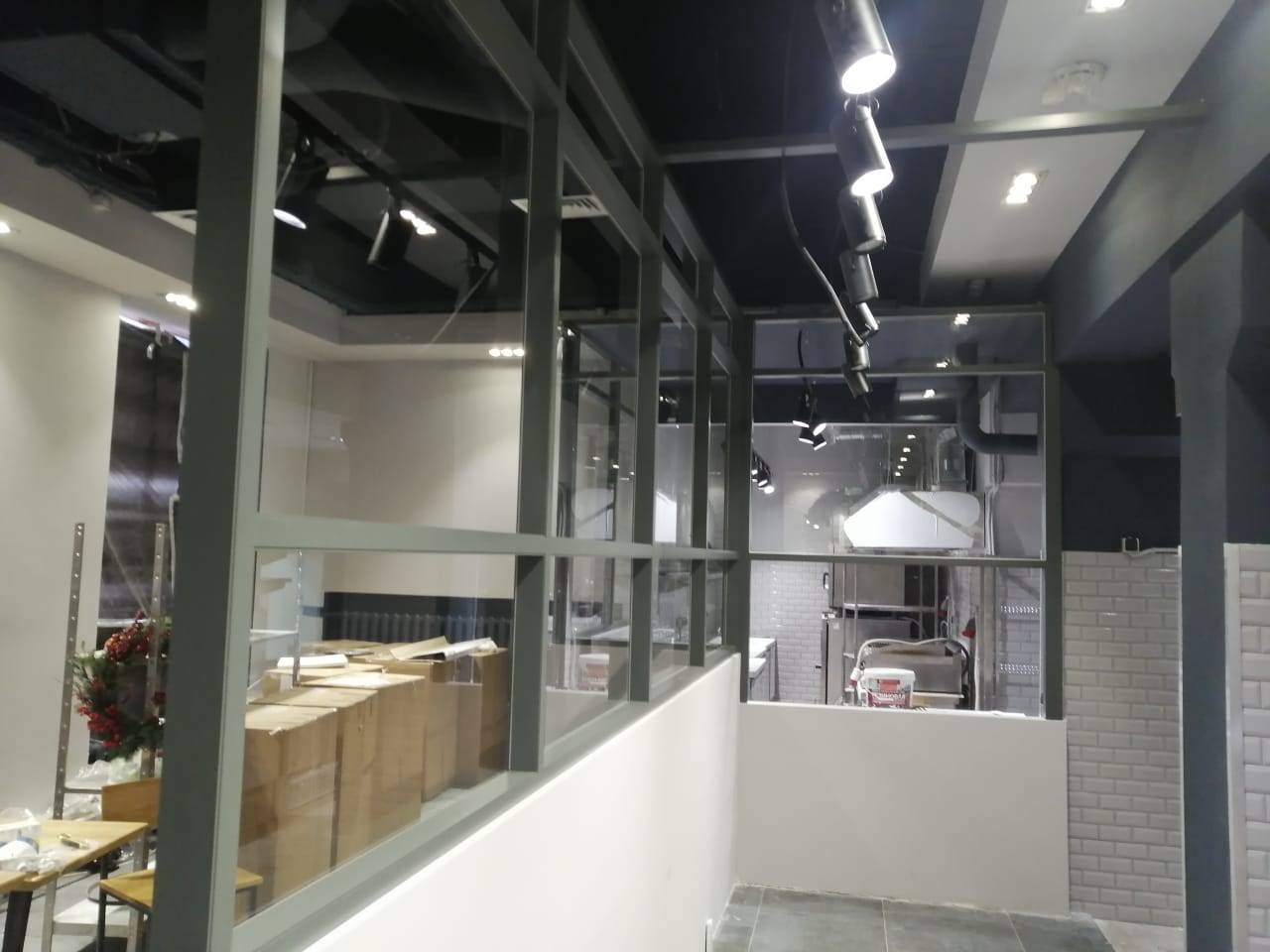 Офис со стеклянными каркасными перегородками