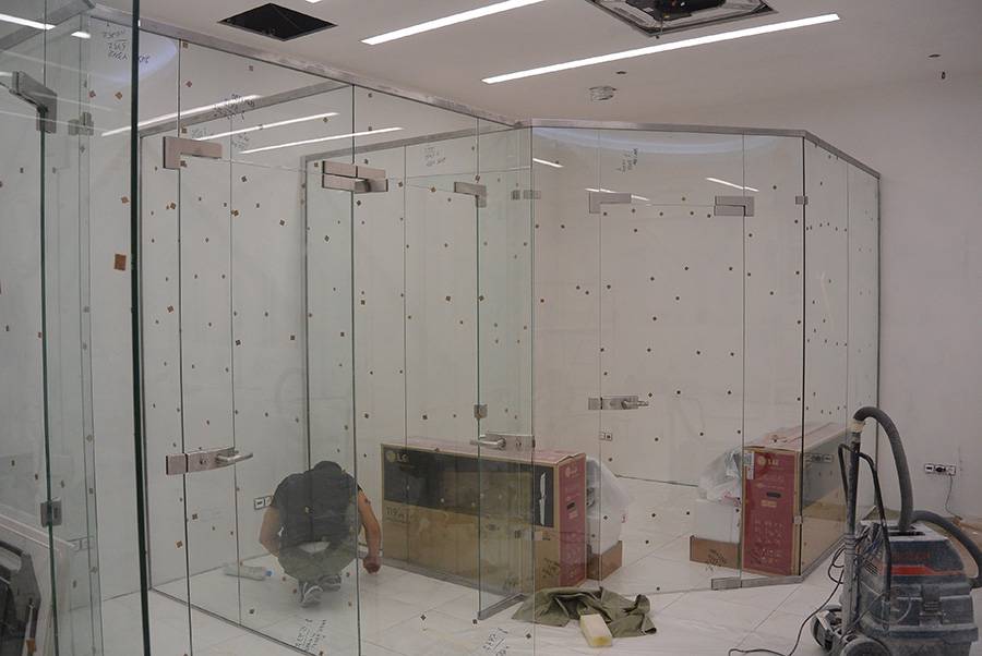 Процесс установки стеклянных перегородок