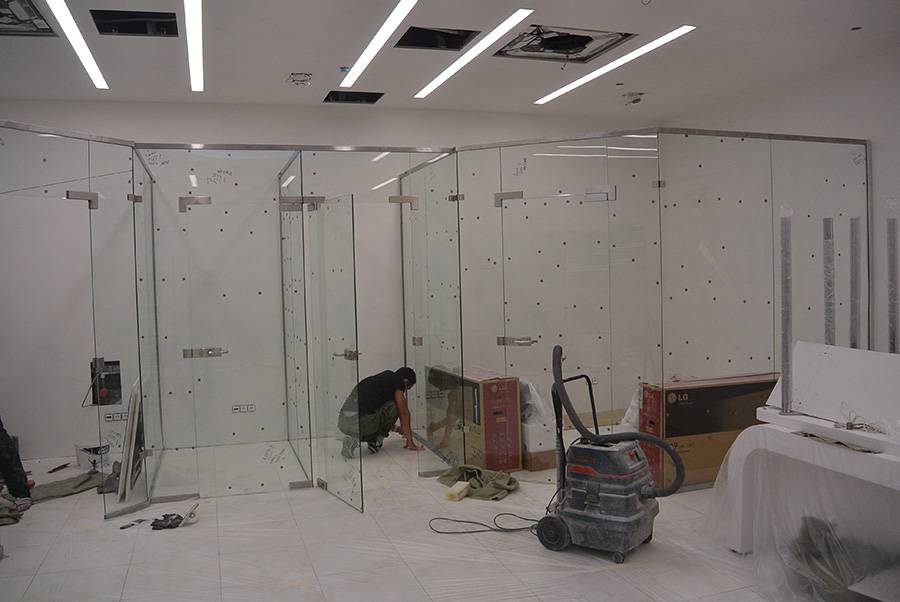 Установка стеклянных перегородок