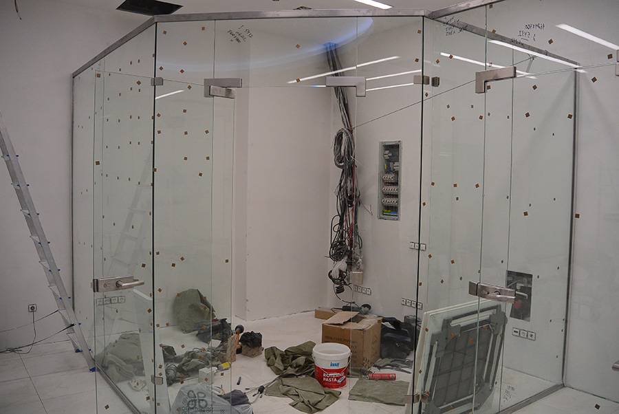 Стеклянные перегородки в офисе - монтаж