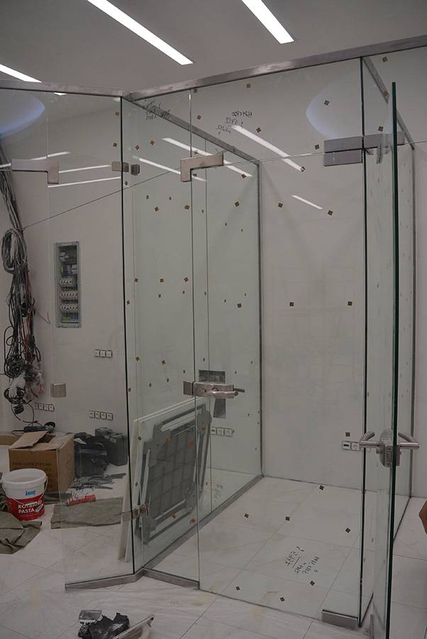 Стеклянные установки и двери - процесс монтажа