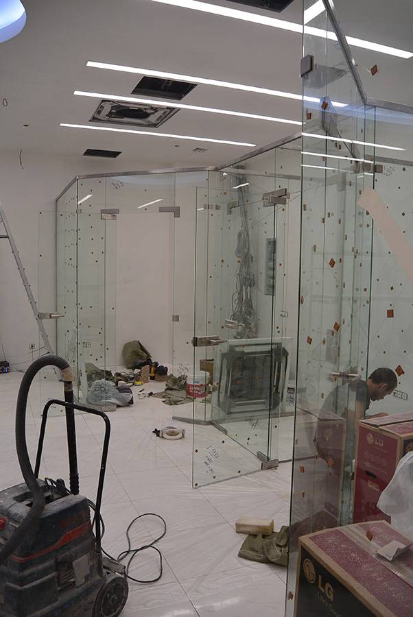 Работы по установке стеклянных перегородок и дверей