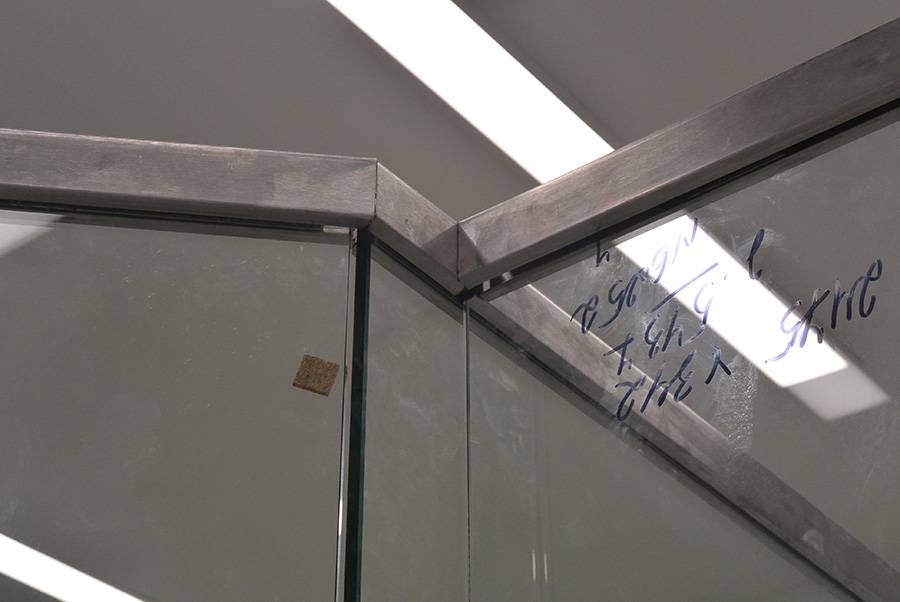 Устройство угла стеклянной перегородки (вид сверху)