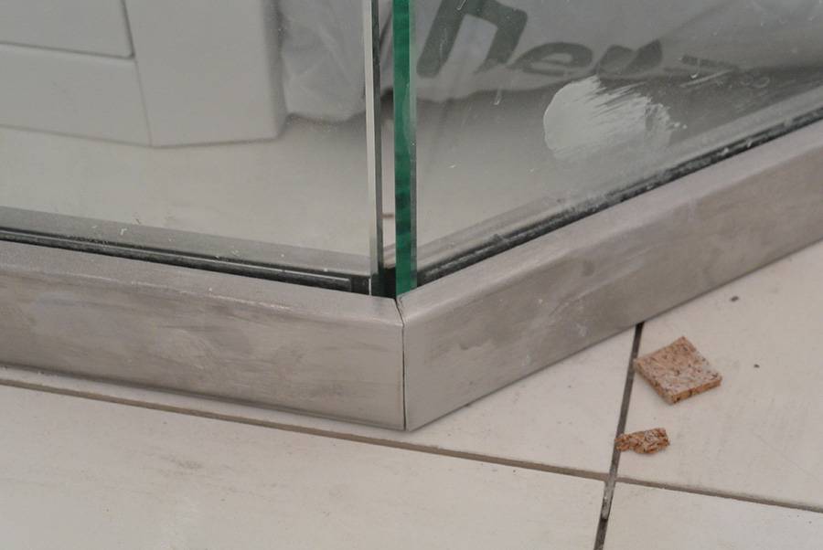 120 градусов - угол стеклянной перегородки. Вид с торца