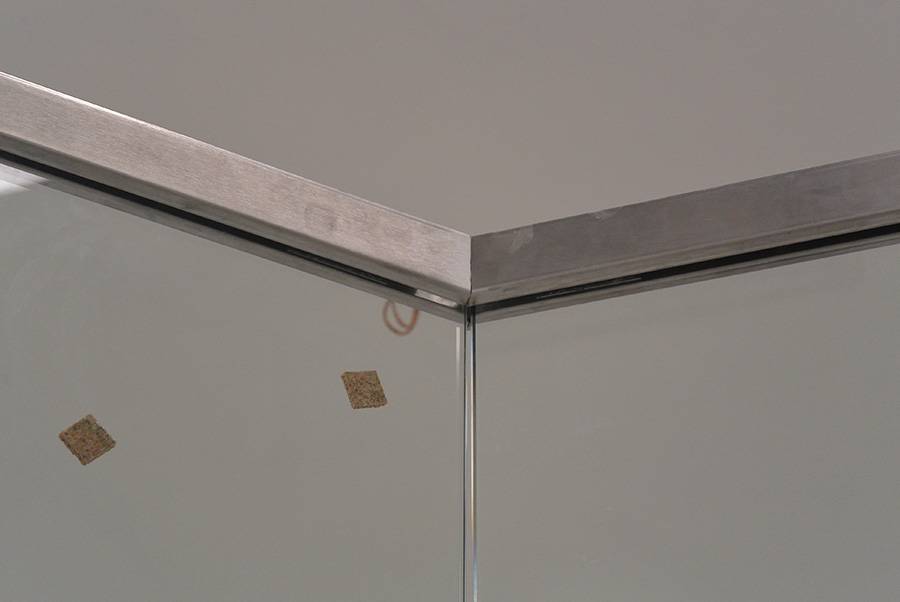 Вид сверху угла 120 градусов стеклянной перегородки изнутри