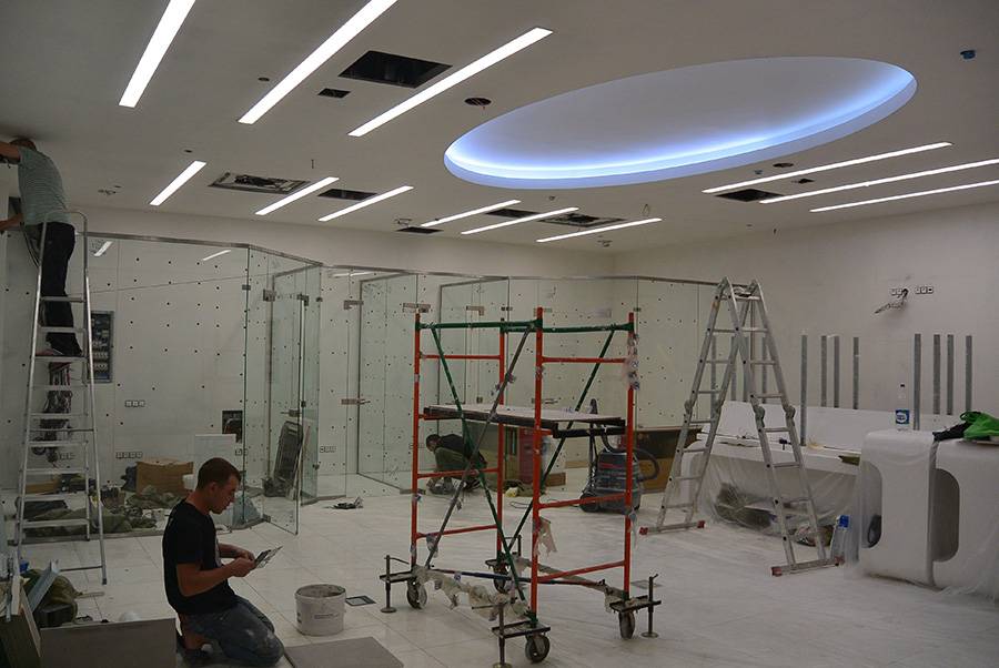 Общий вид работ по установке стеклянных конструкций