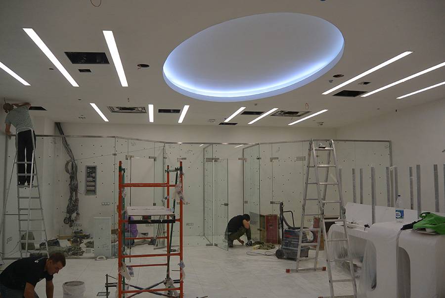 Установка стеклянных перегородок в офисе