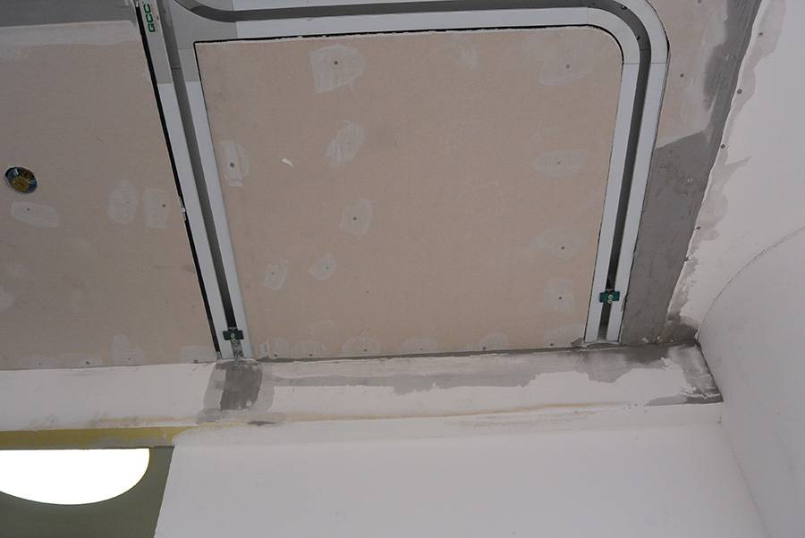 Потолок выравнивается с помощью гипсокартона