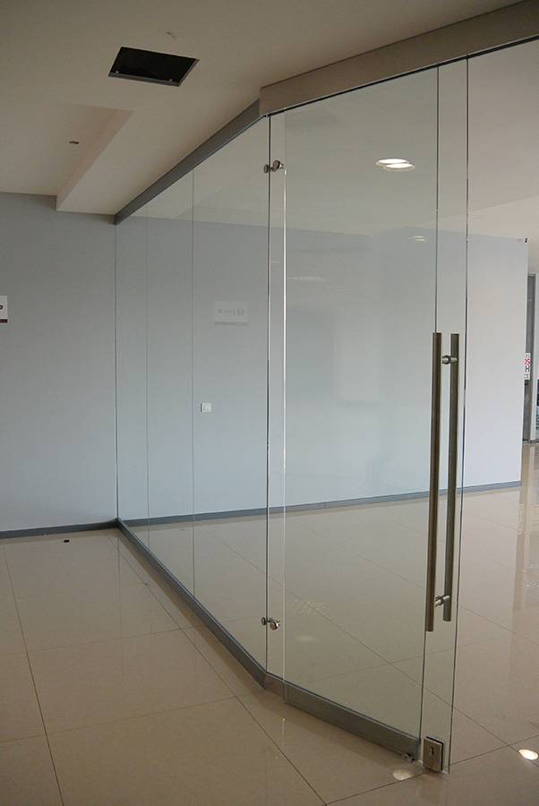 Монтаж стеклянных перегородок завершен