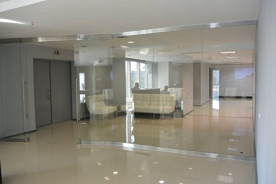 Общий вид на стеклянные конструкции