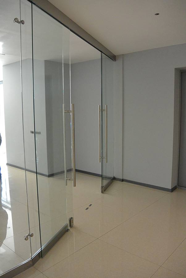 Раздвижные стеклянные двери в офисе Москва-сити