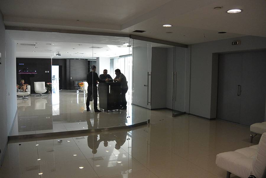 Офис со стеклянными перегородками