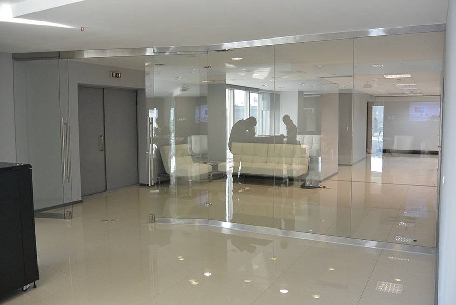 Монтаж стеклянных перегородок и дверей в офисе завершен