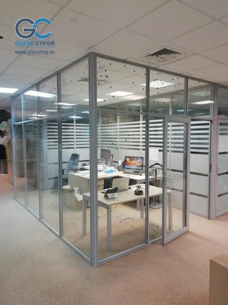 Офис в стиле Open Space со стеклянными перегородками