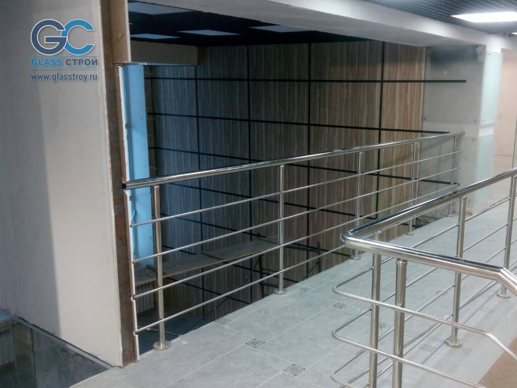 Лестничные ограждения из нержавейки в торговом центре