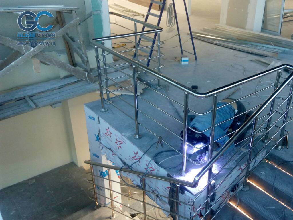 Монтаж лестничных ограждений из нержавейки