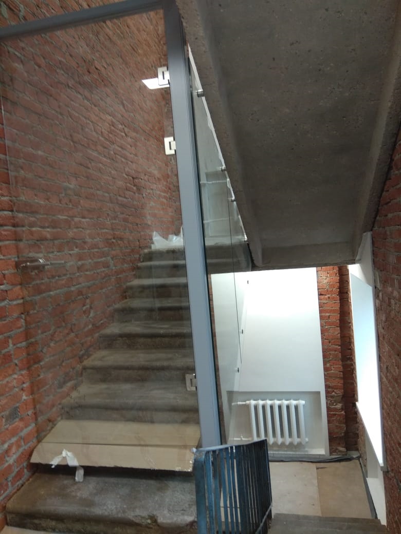 Стеклянная дверь и ограждения для лестницы