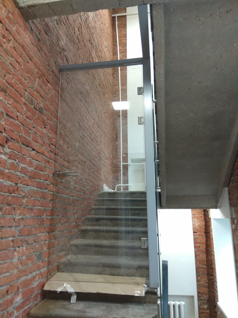 Вход на лестницу со стеклянной дверью