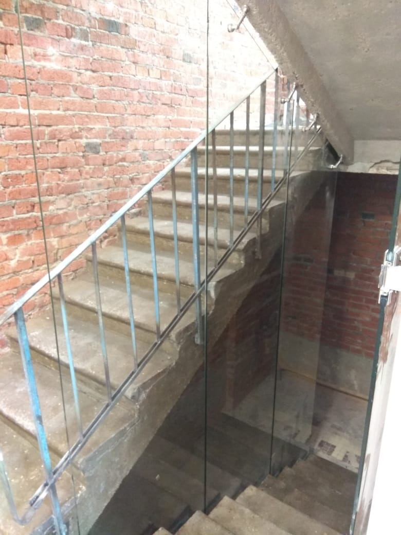 Высокие ограждения из стекла для лестницы