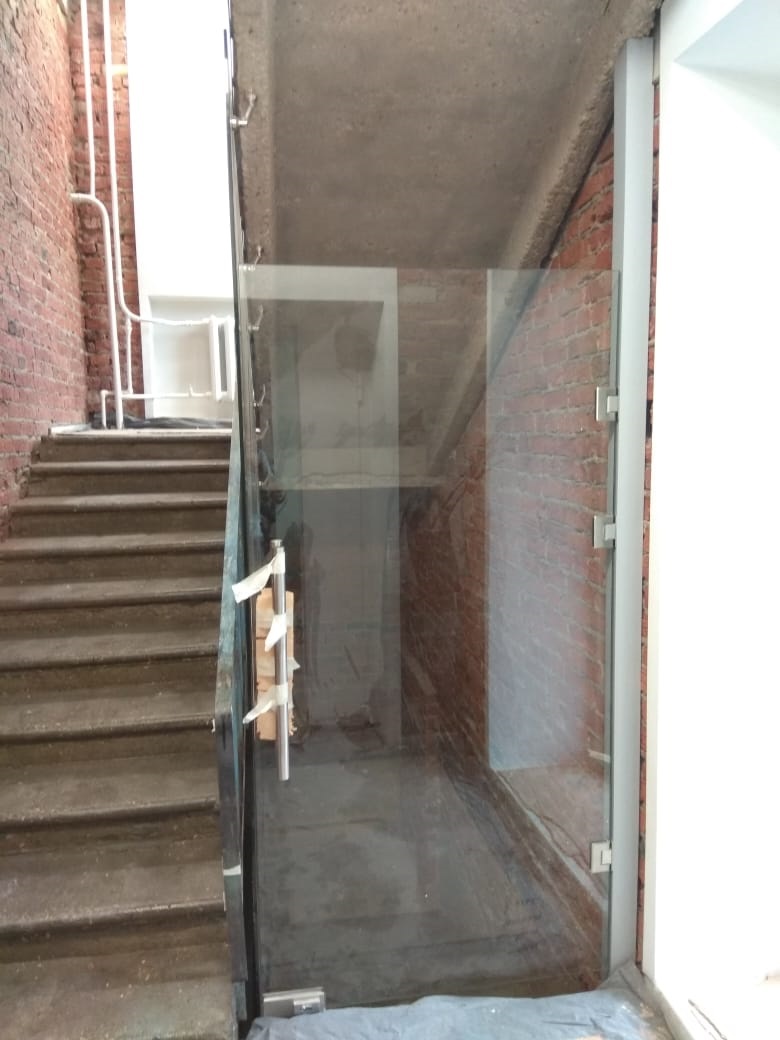 Установка стеклянной двери для лестницы