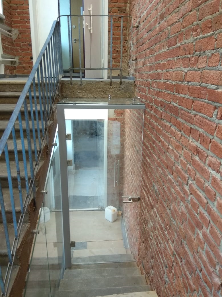 Двери из стекла для лестниц