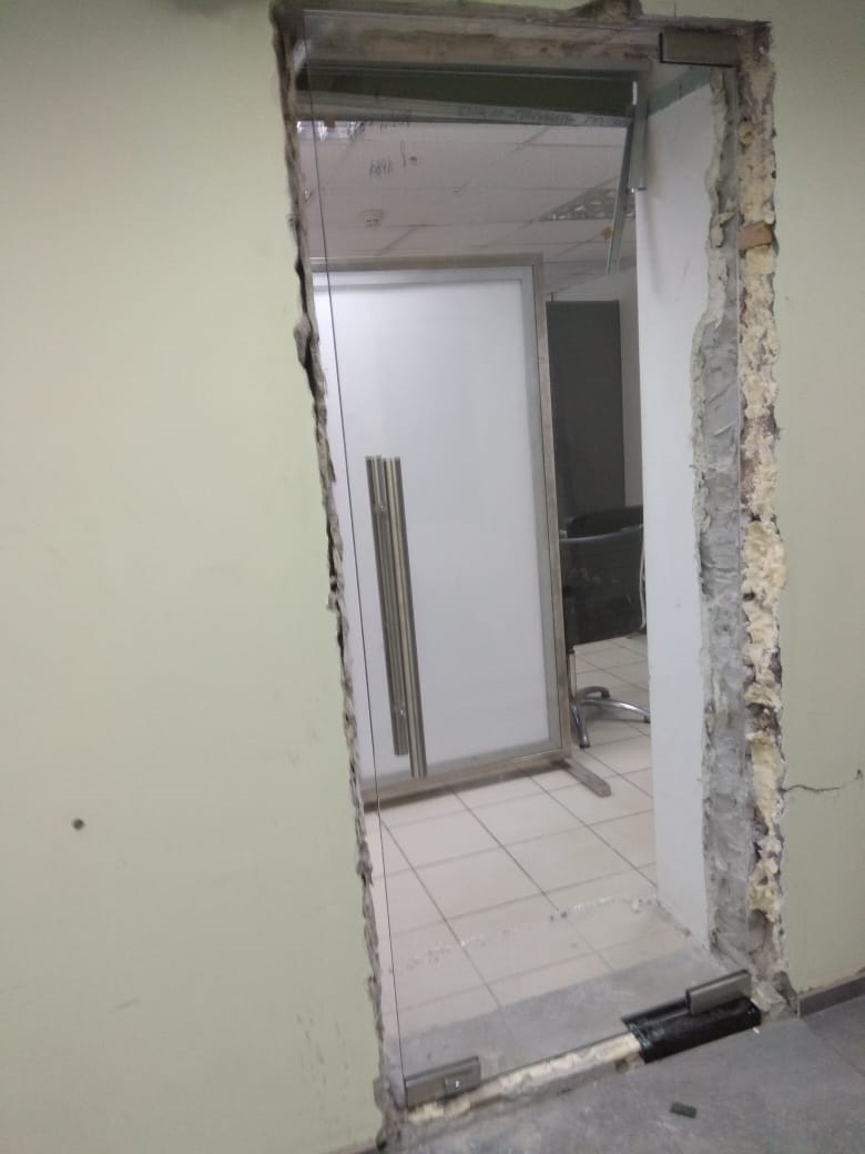 Прозрачная дверь с вертикальной ручкой