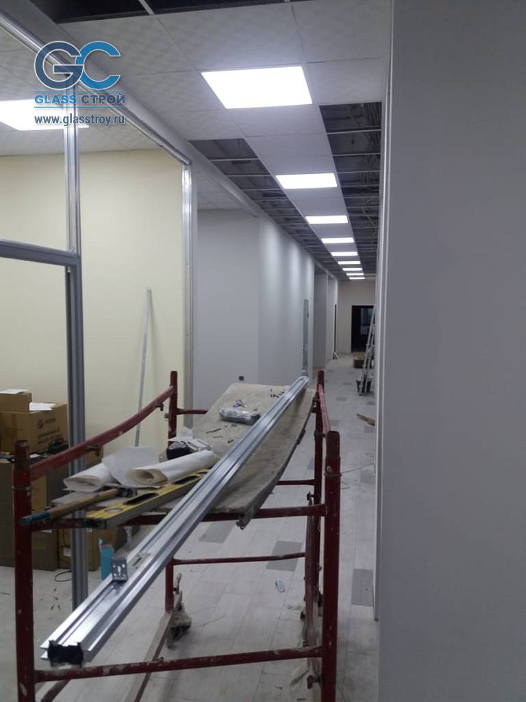 Монтаж перегородок из стекла по чистовой отделке